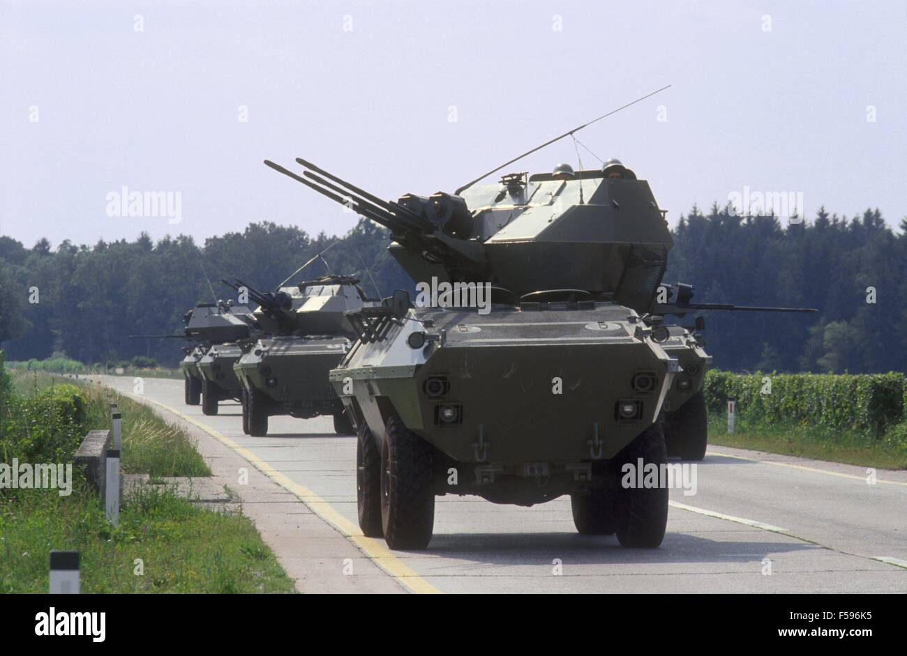 Ex-Yougoslavie, la Slovénie guerre d'indépendance en juillet 1991, des véhicules blindés de l'armée fédérale serbe bloqués et détruits au cours d'une embuscade tendue par des miliciens dans la forêt slovène de Krsko de Banque D'Images