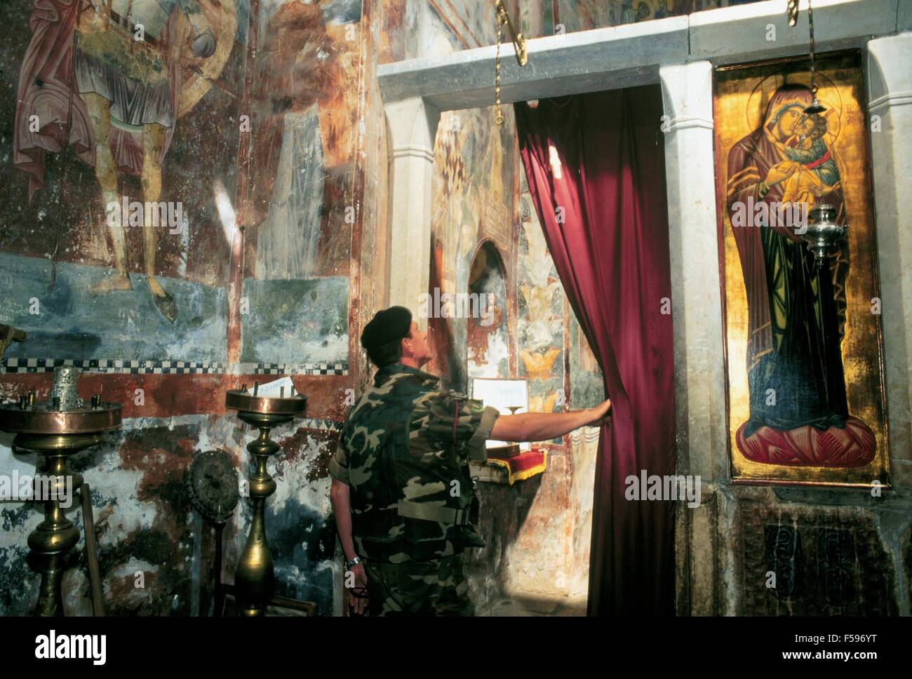 La crise du Kosovo, officiers italiens à l'intérieur de l'église orthodoxe de l'Épiscopat à Pec (juillet 2000) Banque D'Images