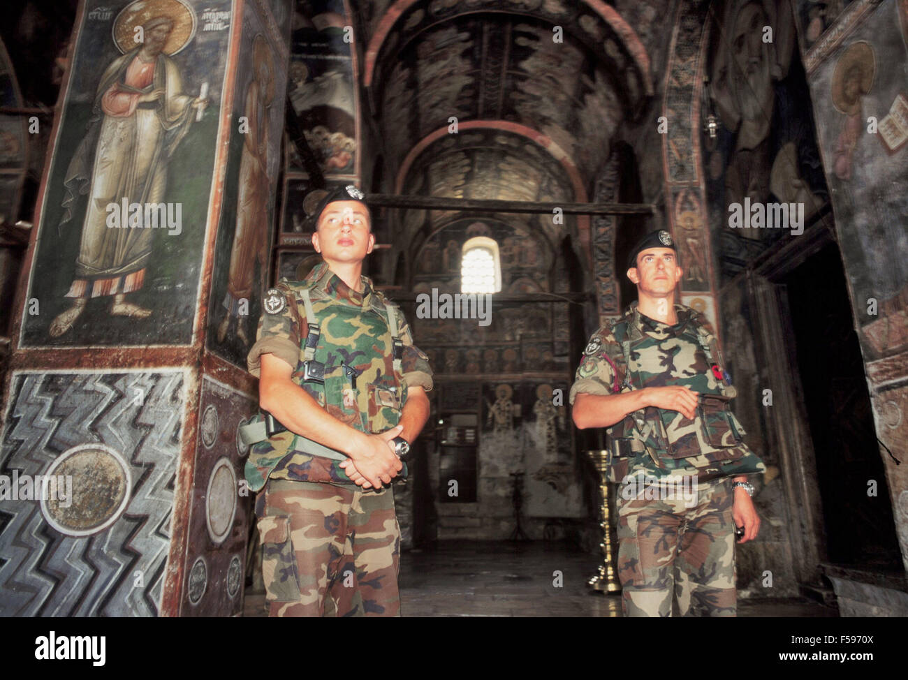 La crise du Kosovo, officiers italiens à l'intérieur de l'église orthodoxe de l'Épiscopat à Pec (juillet 2000) Banque D'Images