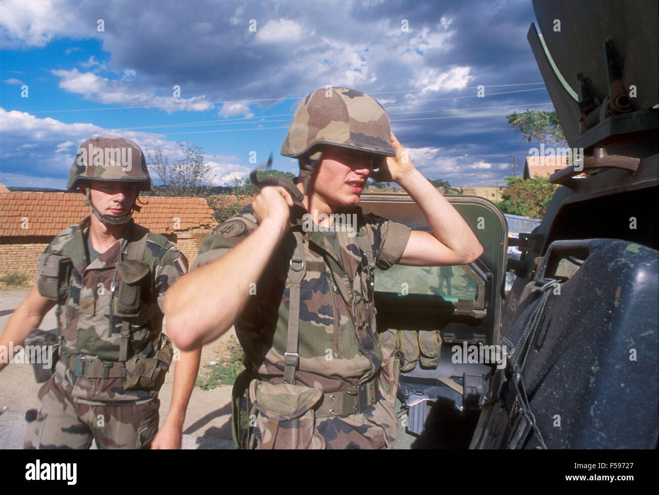 L'intervention de l'OTAN au Kosovo, en juillet 2000, le poste de contrôle de l'armée française près de ville Mitroviza Banque D'Images