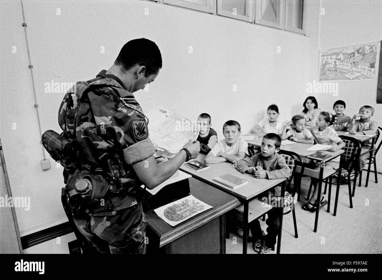 L'intervention de l'OTAN au Kosovo, en juillet 2000, des soldats espagnols la gestion d'une école pour les enfants serbes vivant dans une zone albanaise Banque D'Images