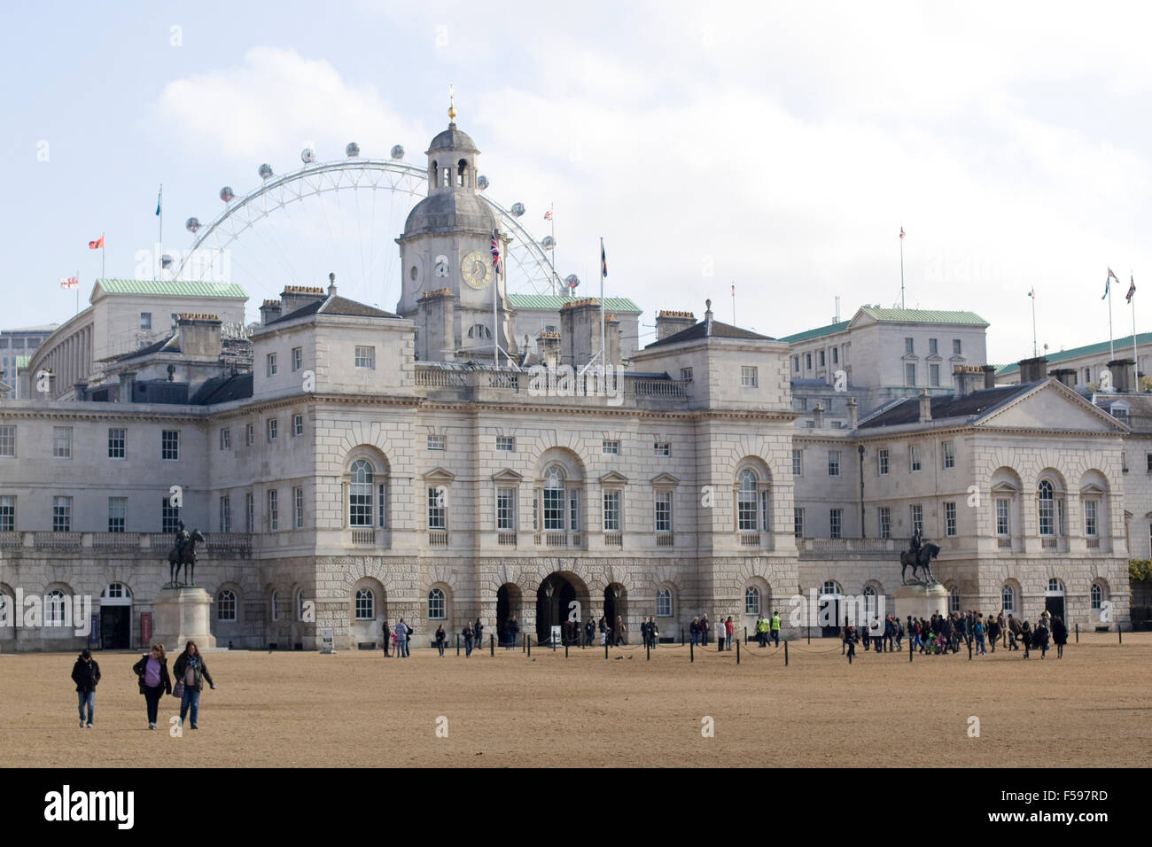 Rassemblement de touristes Horse Guards Parade pour assister à la relève de la garde à Londres Banque D'Images