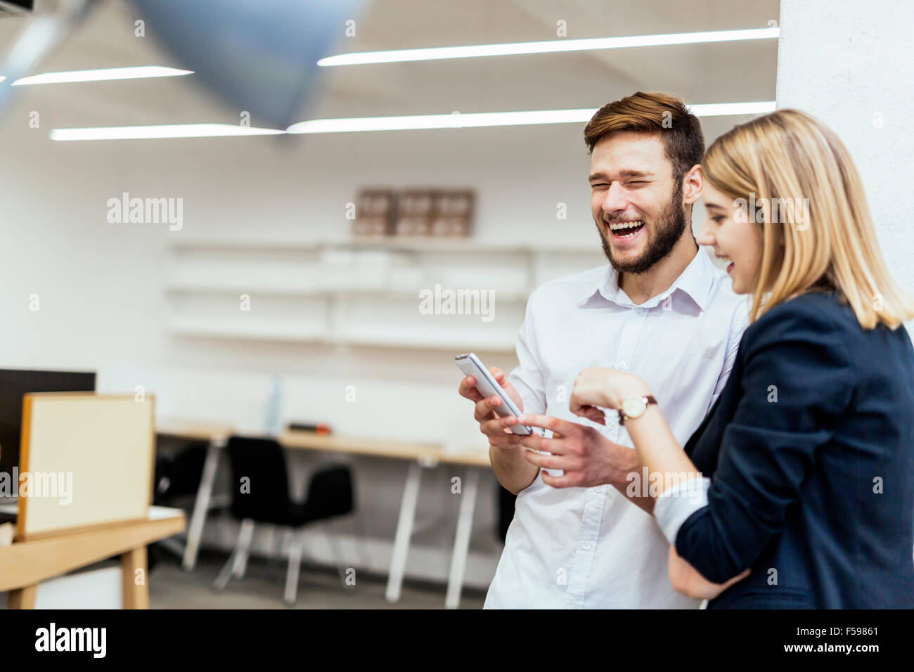 Les gens d'affaires s'amusant pendant les pauses et l'interaction Banque D'Images