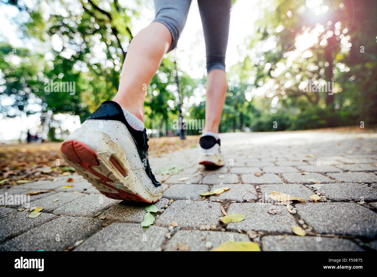 Deux belles femmes en tenue de jogging du parc et leur corps en