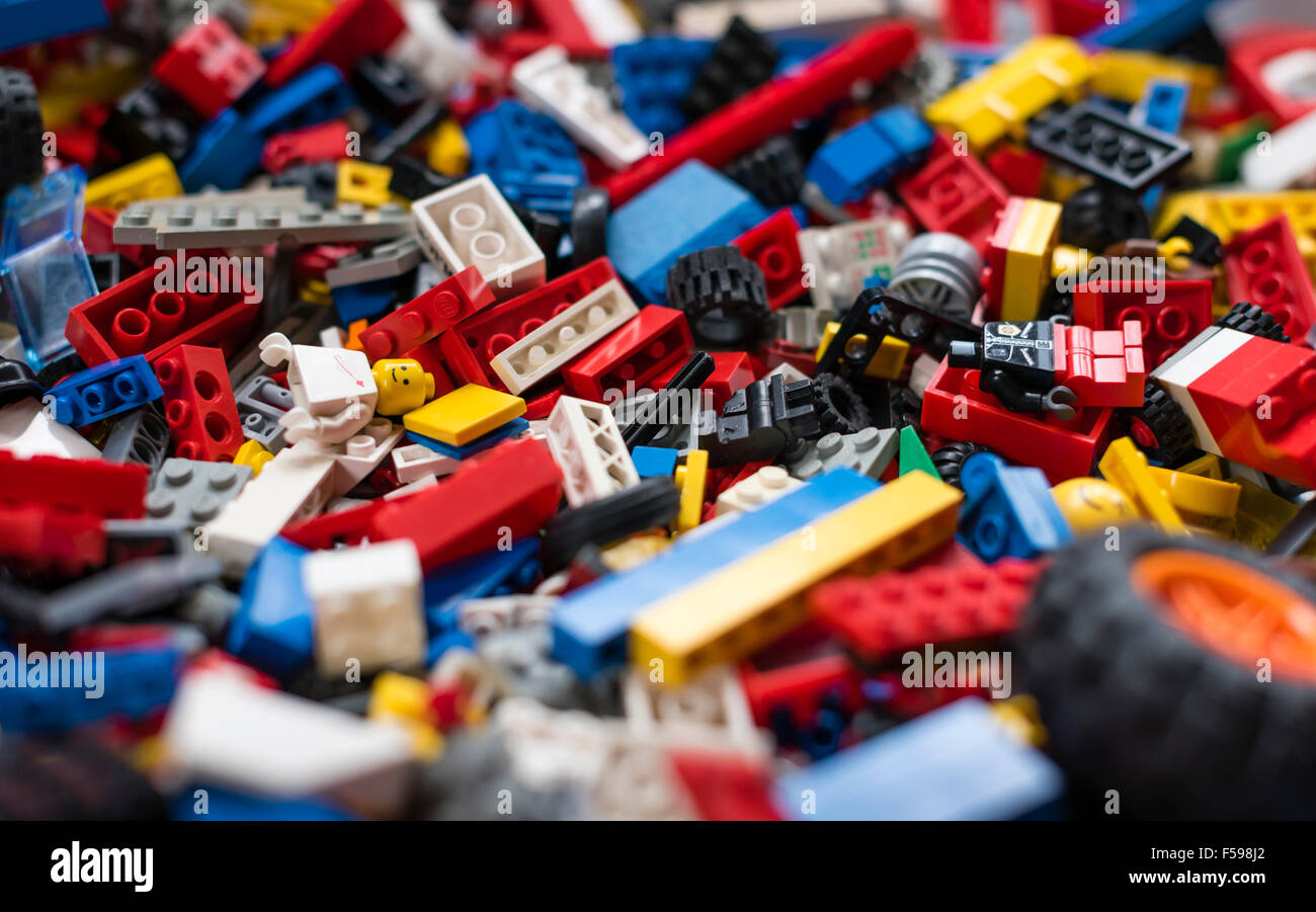 Vue de dessus dans une boîte pleine de briques Lego colorés mixtes (plusieurs générations de Legos de 1970 à aujourd'hui) Banque D'Images