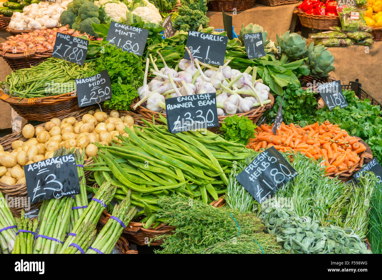 Légumes frais en vente sur un étal de marché à Borough Market Borough High Street London England UK GB EU Europe Banque D'Images