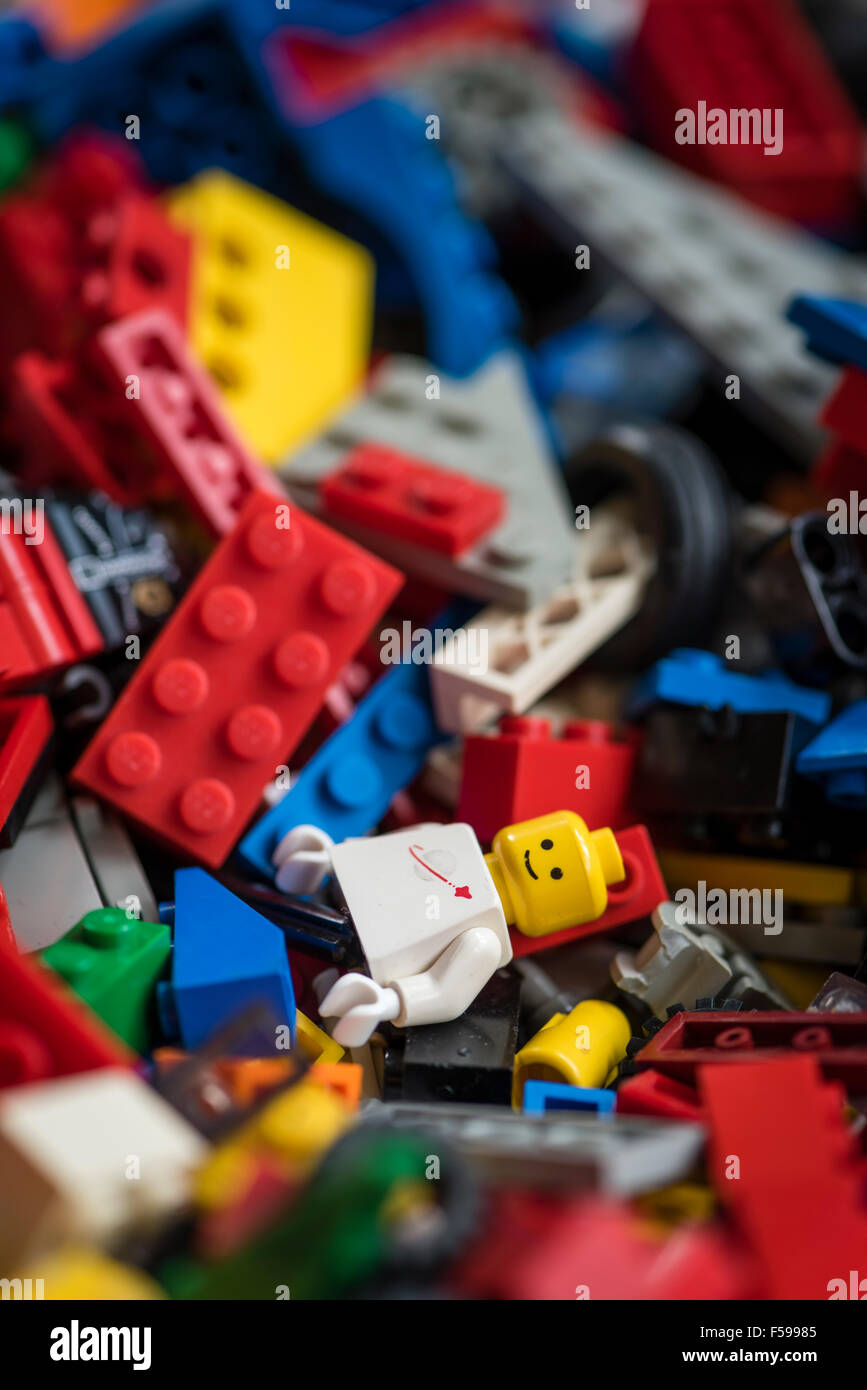 Vue de dessus dans une boîte pleine de briques Lego colorés mixtes (plusieurs générations de Legos de 1970 à aujourd'hui) Banque D'Images