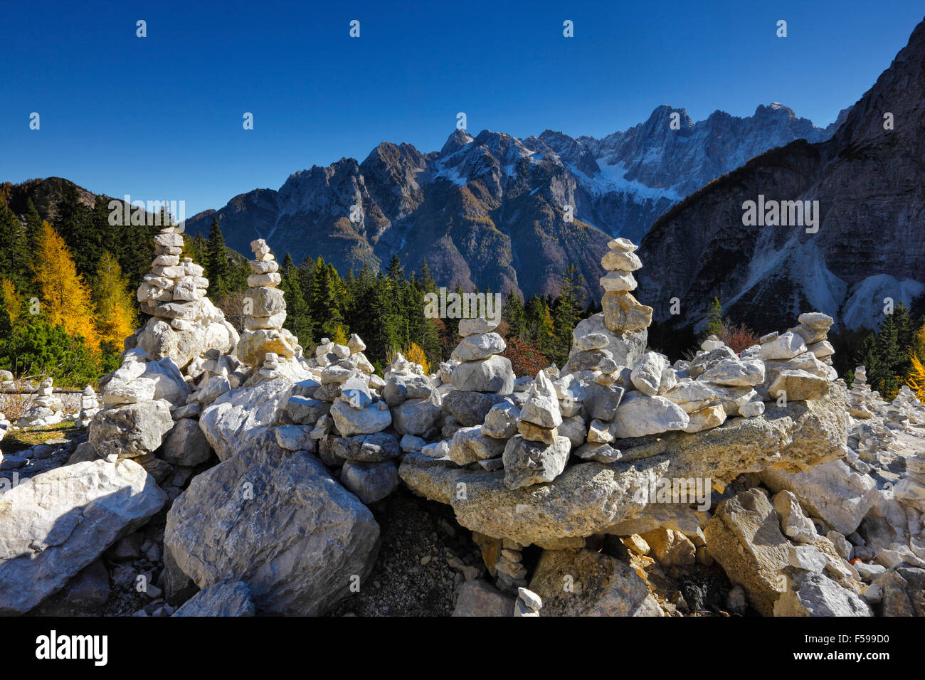 Tours en pierre dans les Alpes Juliennes en Slovénie, col Vrsic Banque D'Images