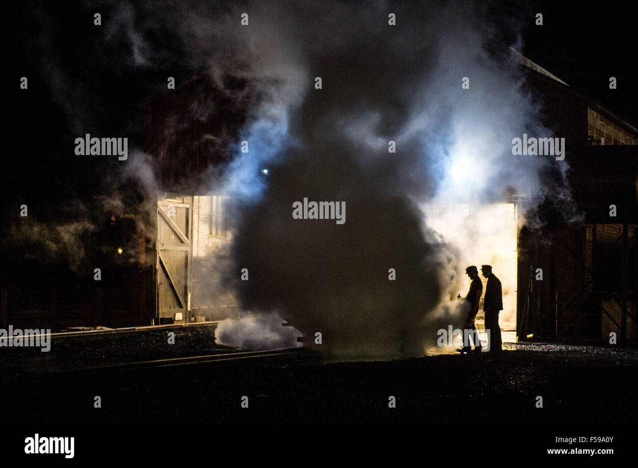 Aberystwyth, Pays de Galles, Royaume-Uni. 30 octobre, 2015. Le moteur numéro 9, le Prince de Galles, est embuée prêt à tirer un "ghost train" d'enfants excités sur une veille d'Halloween randonnée sur le chemin de fer à voie étroite jusqu'à la vallée de Rheidol Pont du Diable, à travers les forêts de la nuit hantée Crédit photo : Keith Morris / Alamy Live News Banque D'Images