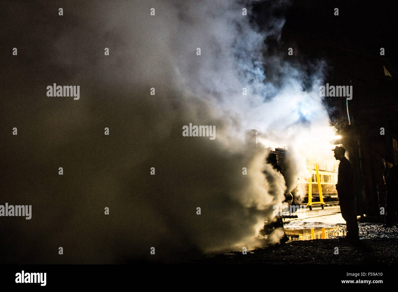 Aberystwyth, Pays de Galles, Royaume-Uni. 30 octobre, 2015. Le moteur numéro 9, le Prince de Galles, est embuée prêt à tirer un "ghost train" d'enfants excités sur une veille d'Halloween randonnée sur le chemin de fer à voie étroite jusqu'à la vallée de Rheidol Pont du Diable, à travers les forêts de la nuit hantée Crédit photo : Keith Morris / Alamy Live News Banque D'Images