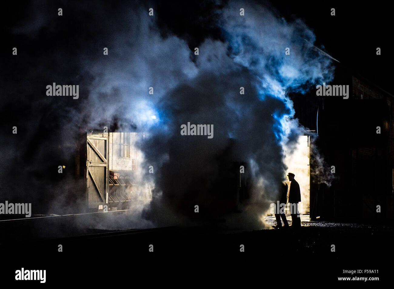 Aberystwyth, Pays de Galles, Royaume-Uni. 30 octobre, 2015. Le moteur numéro 9, le Prince de Galles, est embuée prêt à tirer un "ghost train" d'enfants excités sur une veille d'Halloween randonnée sur le chemin de fer à voie étroite jusqu'à la vallée de Rheidol Pont du Diable, à travers les forêts de la nuit hantée Crédit photo : Keith Morris / Alamy Live News Banque D'Images