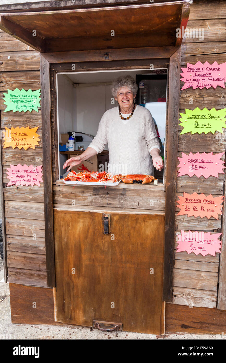 Des crabes et des homards fraîchement pêchés sont vendus à Lobster Hut, dans le port, dans le village de pêcheurs de Crail, dans le Neuk est de Fife, en Écosse, au Royaume-Uni Banque D'Images