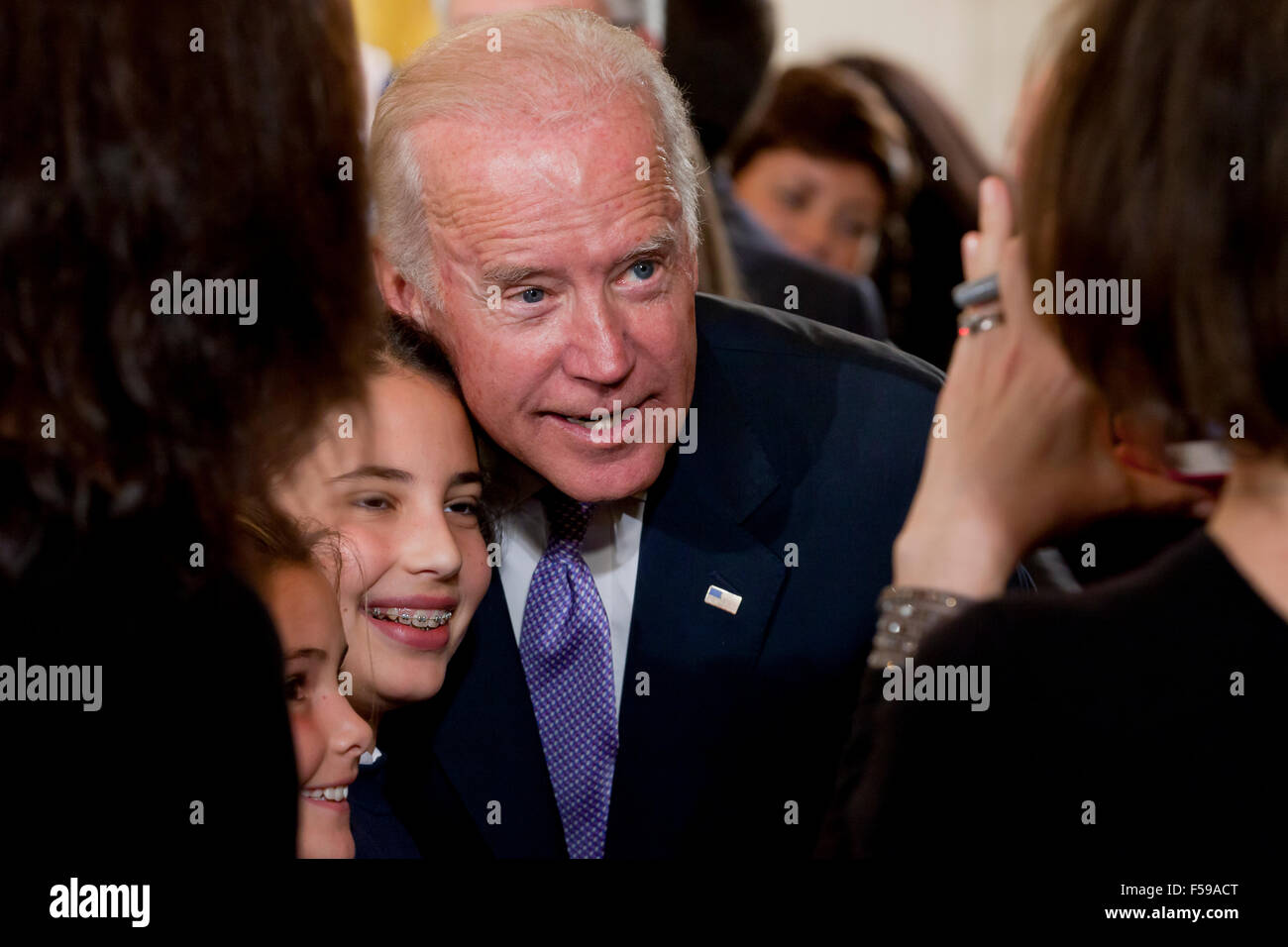 Le vice-président Joe Biden selfies posant pour une avec une fille - Washington, DC USA Banque D'Images