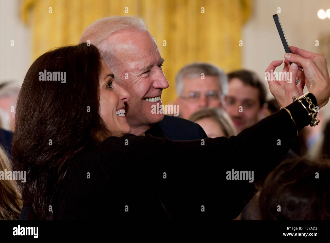 Le vice-président Joe Biden selfies posant pour une avec une femme - Washington, DC USA Banque D'Images