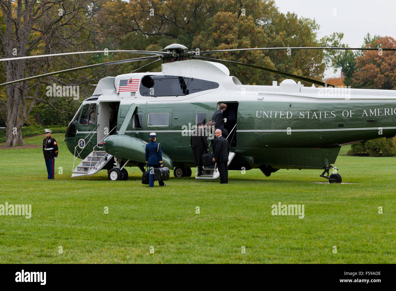 Le personnel de soutien du président Obama d'un hélicoptère maritime d'embarquement - Washington, DC USA Banque D'Images