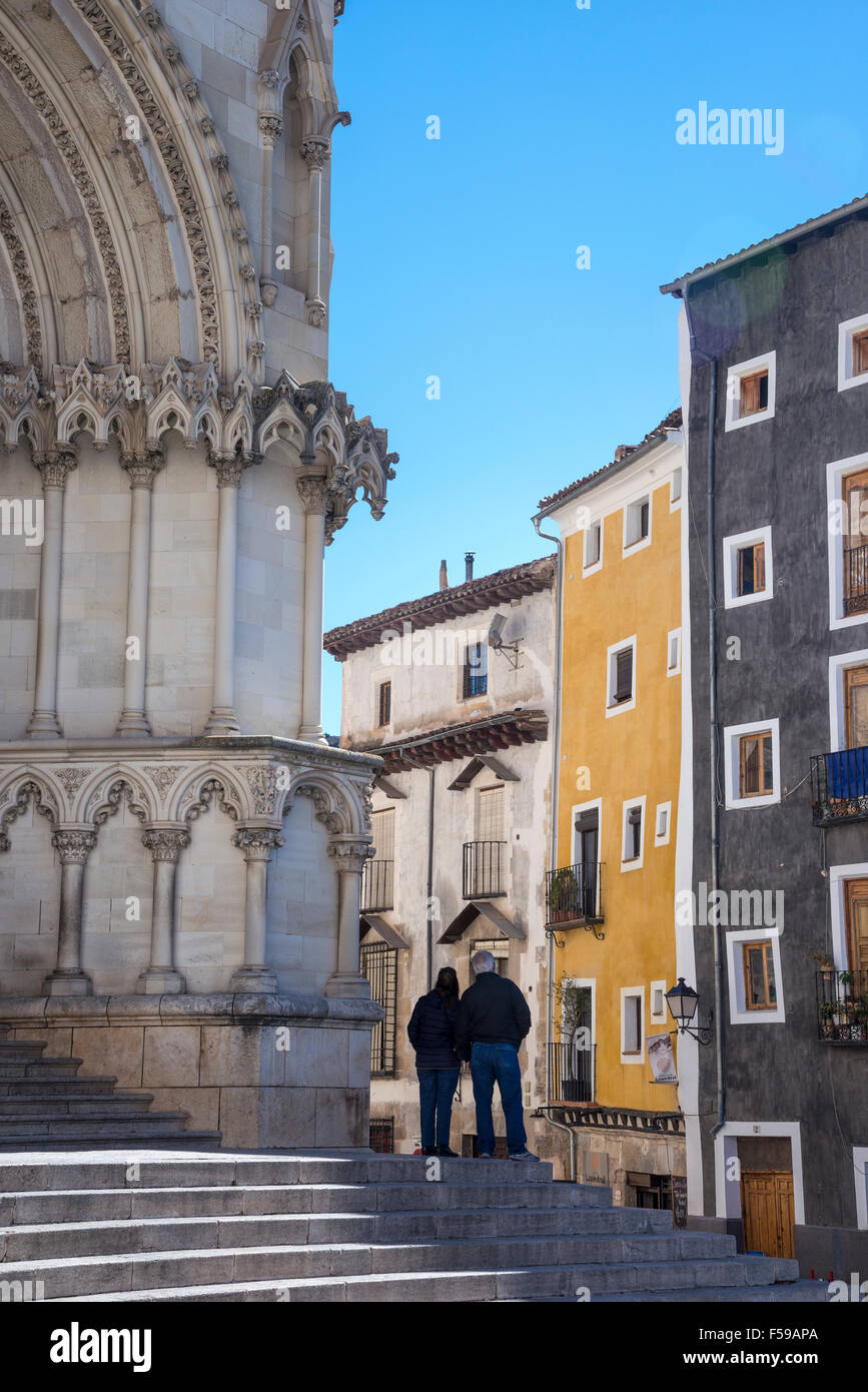 Maisons peintes de couleurs vives, près de la cathédrale sur la Plaza Mayor à Madrid, Castilla-la Mancha, Centre de l'Espagne. Banque D'Images