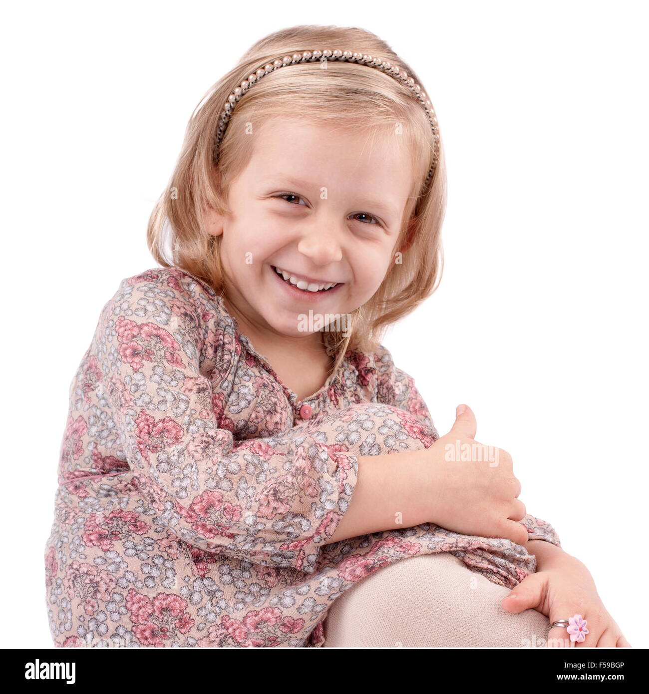 Cute little girl habillé en robe à fleurs, s'amuser Banque D'Images