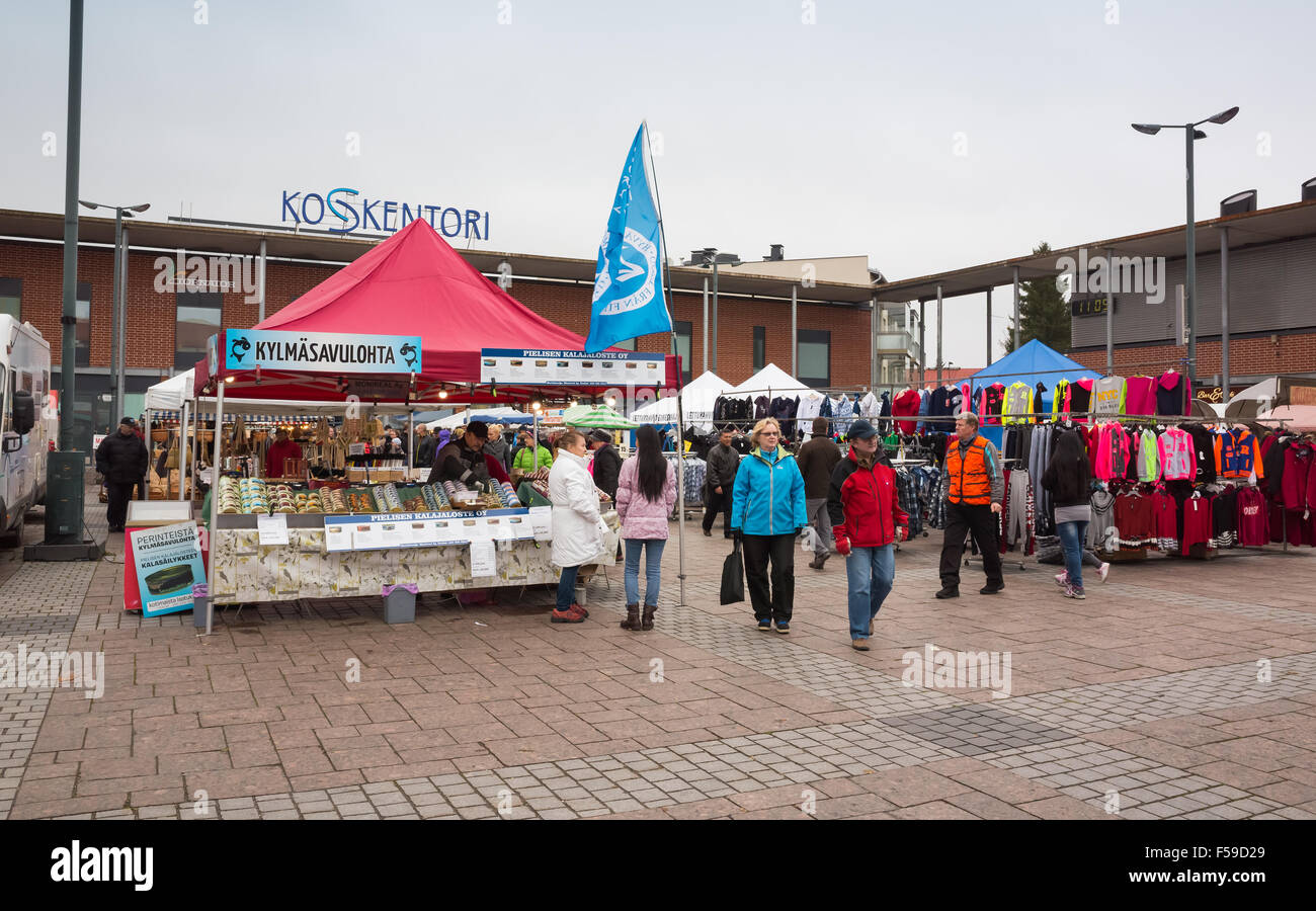 Imatra, Finlande - le 25 octobre 2015 : Foire de rue de saison en Finlande, les gens à pied entre les stands de vêtements et nourriture Banque D'Images