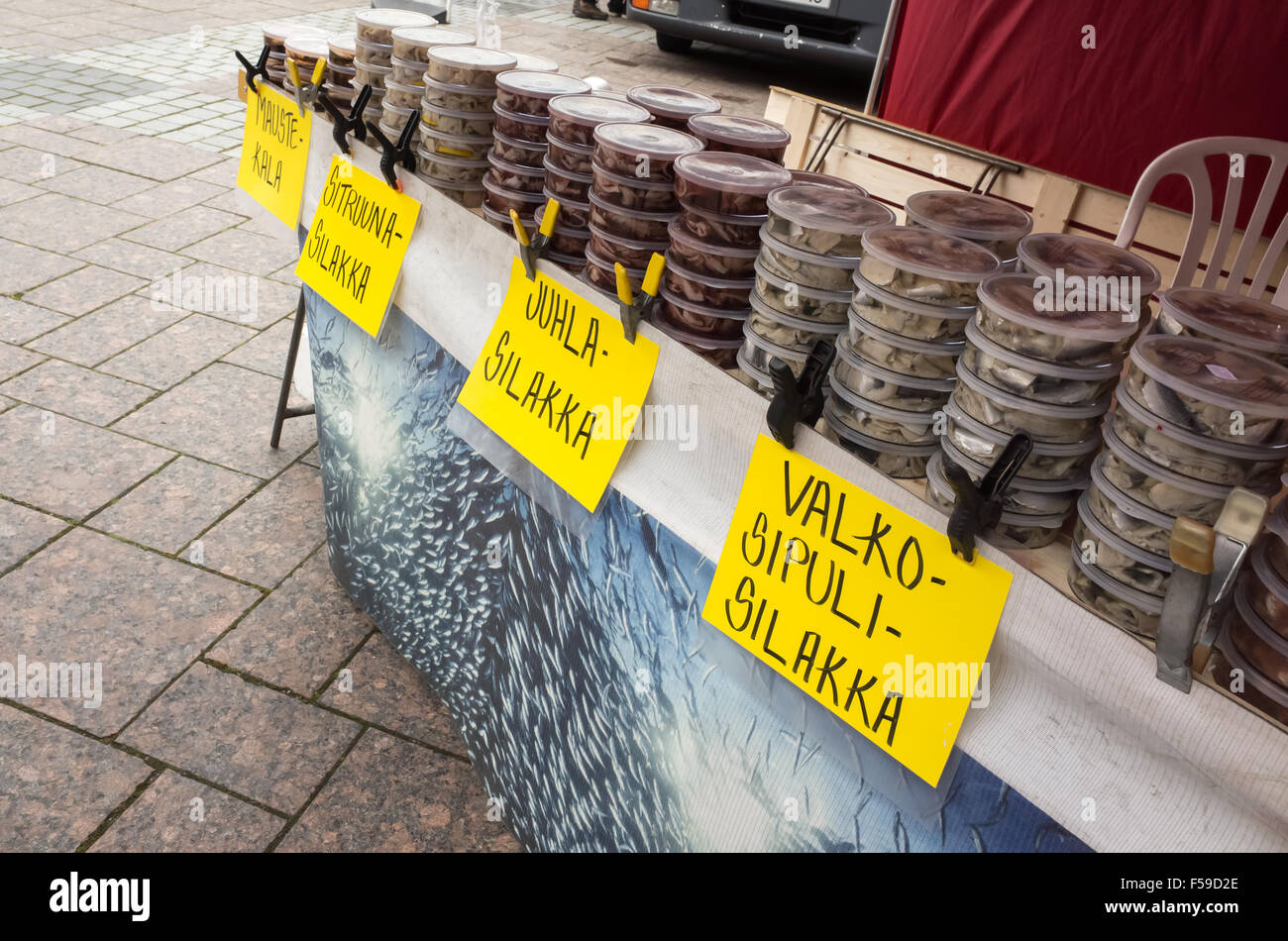 Imatra, Finlande - le 25 octobre 2015 : conserves de poissons dans des bidons en plastique jaune avec des étiquettes de prix, traditionnelle finlandaise à vendre Banque D'Images
