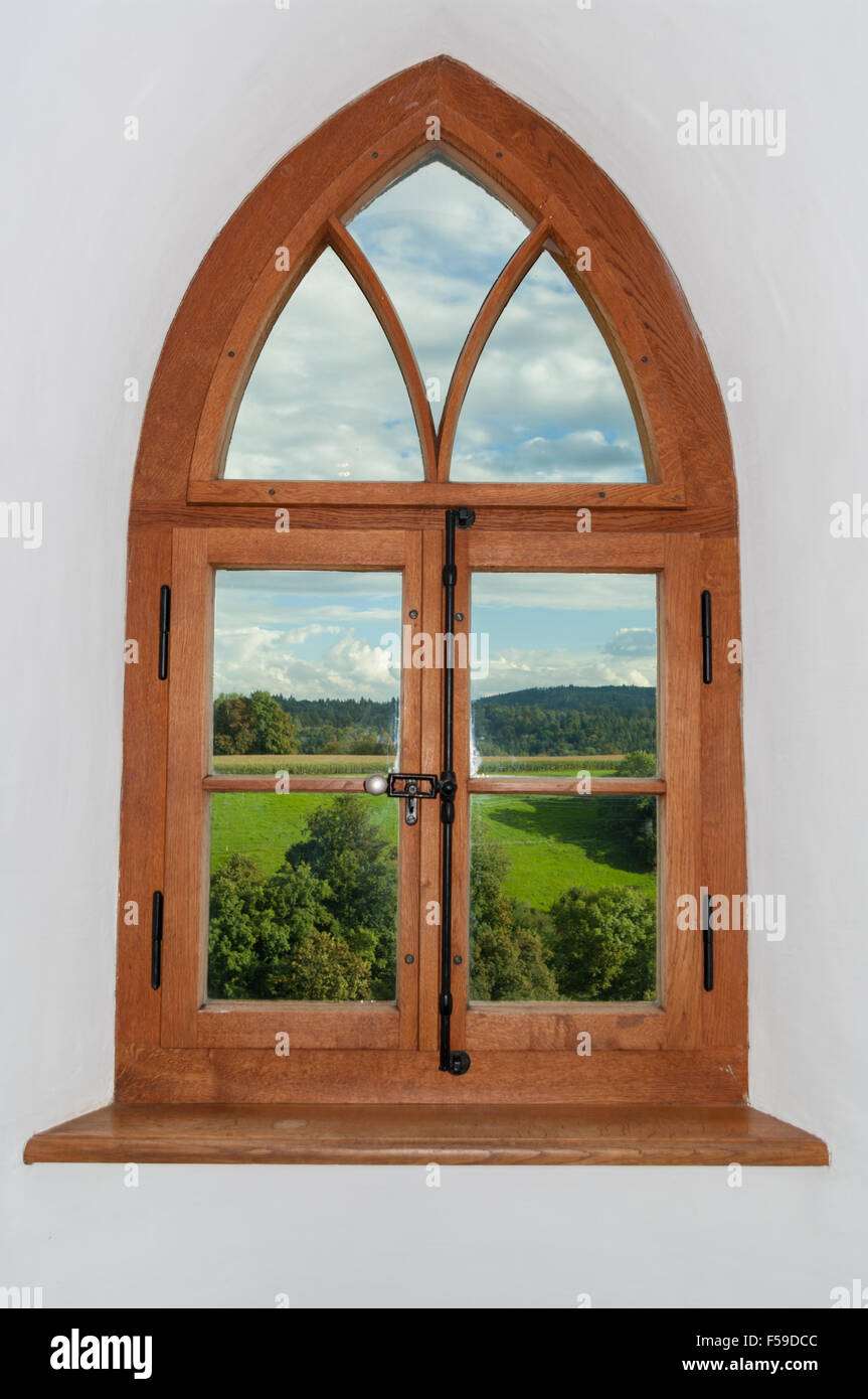Voir une fenêtre gothique avec cadre en bois. Banque D'Images