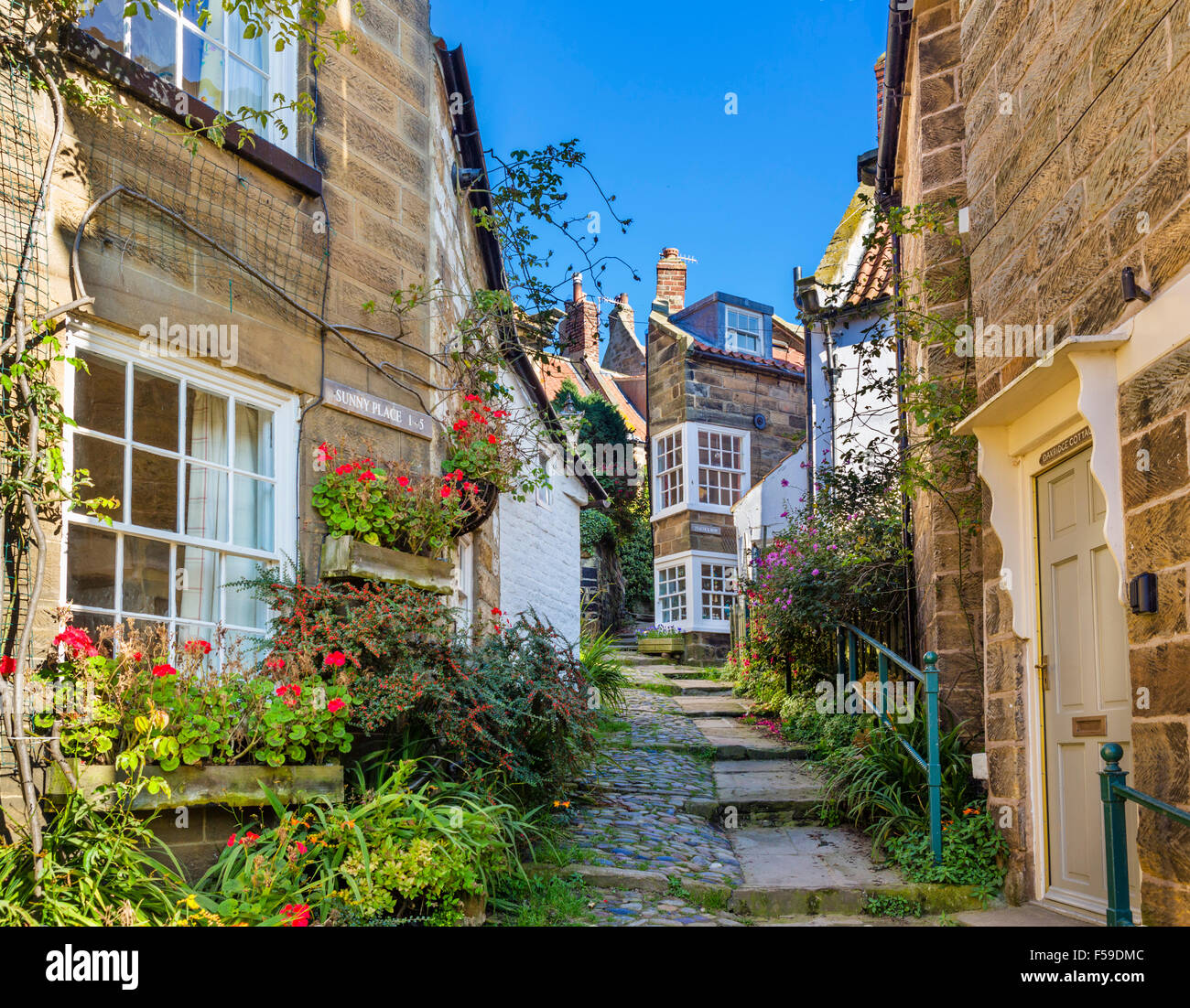 Chalets typiques dans le centre du village, Robin Hood's Bay, North Yorkshire, Angleterre, Royaume-Uni Banque D'Images