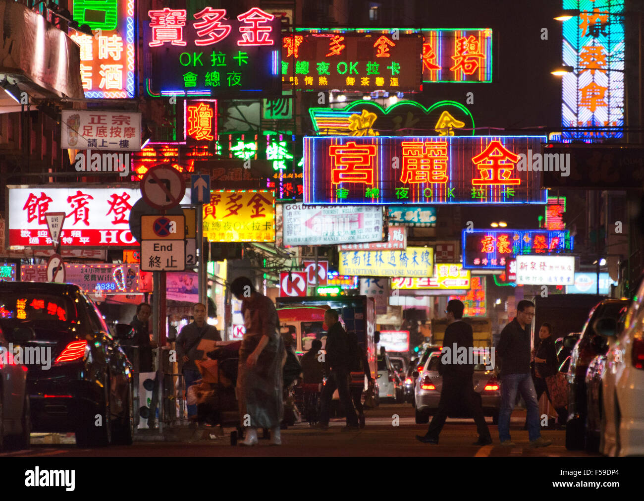 Enseignes au néon sont vus sur une rue animée dans le quartier de Kowloon, Hong Kong, 2015. (Adrien Veczan) Banque D'Images
