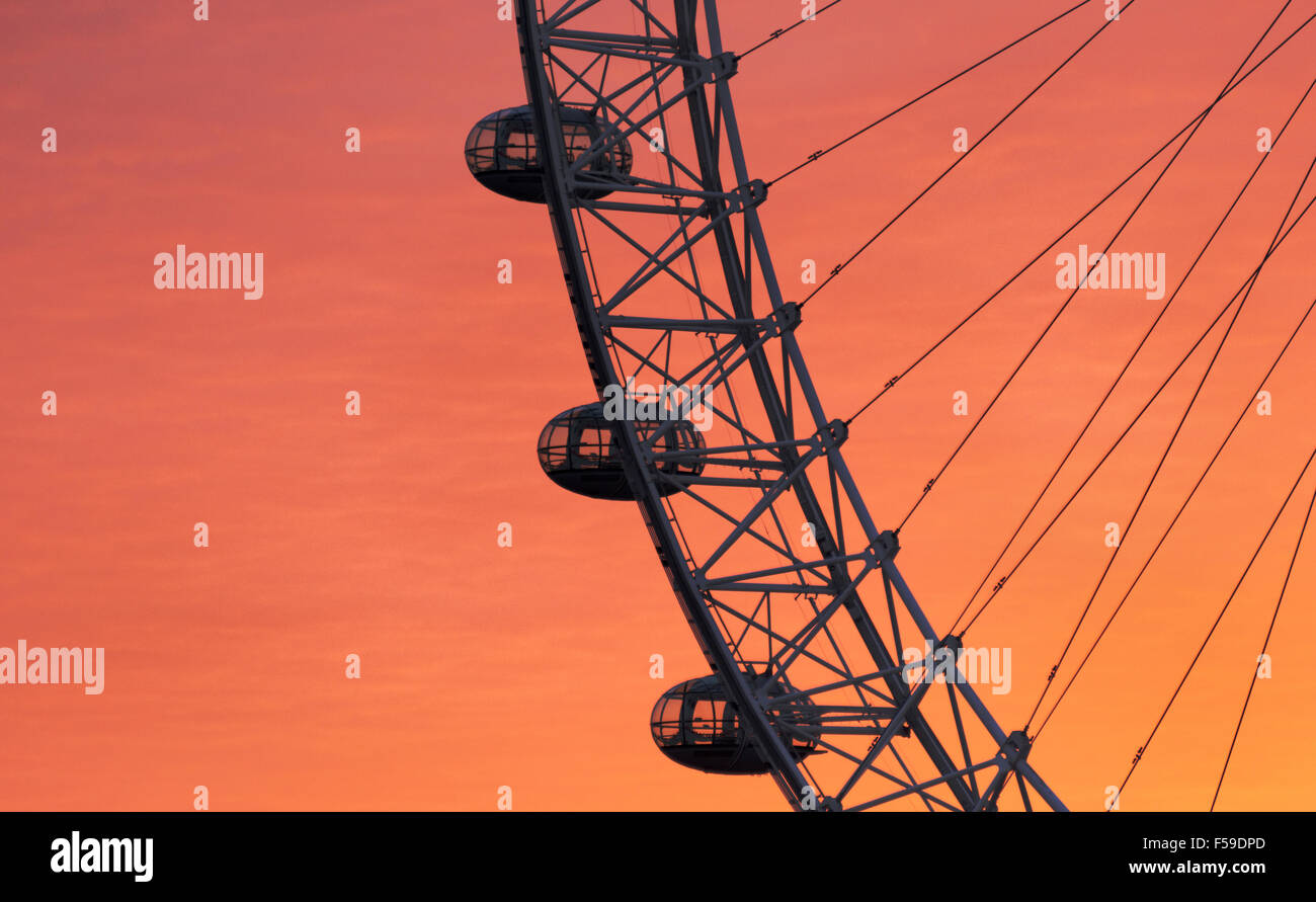 La grande roue London Eye est vu au lever du soleil près de la Tamise, à Londres, en Angleterre, le 25 mai 2015. (Adrien Veczan) Banque D'Images