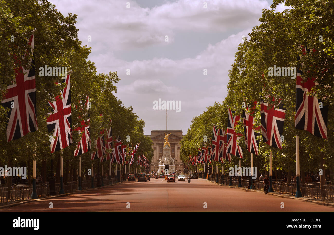 Le palais de Buckingham, résidence de la reine Elizabeth II, est vu à la fin de la Mall à Londres, Angleterre, 2015. (Adrien Veczan) Banque D'Images