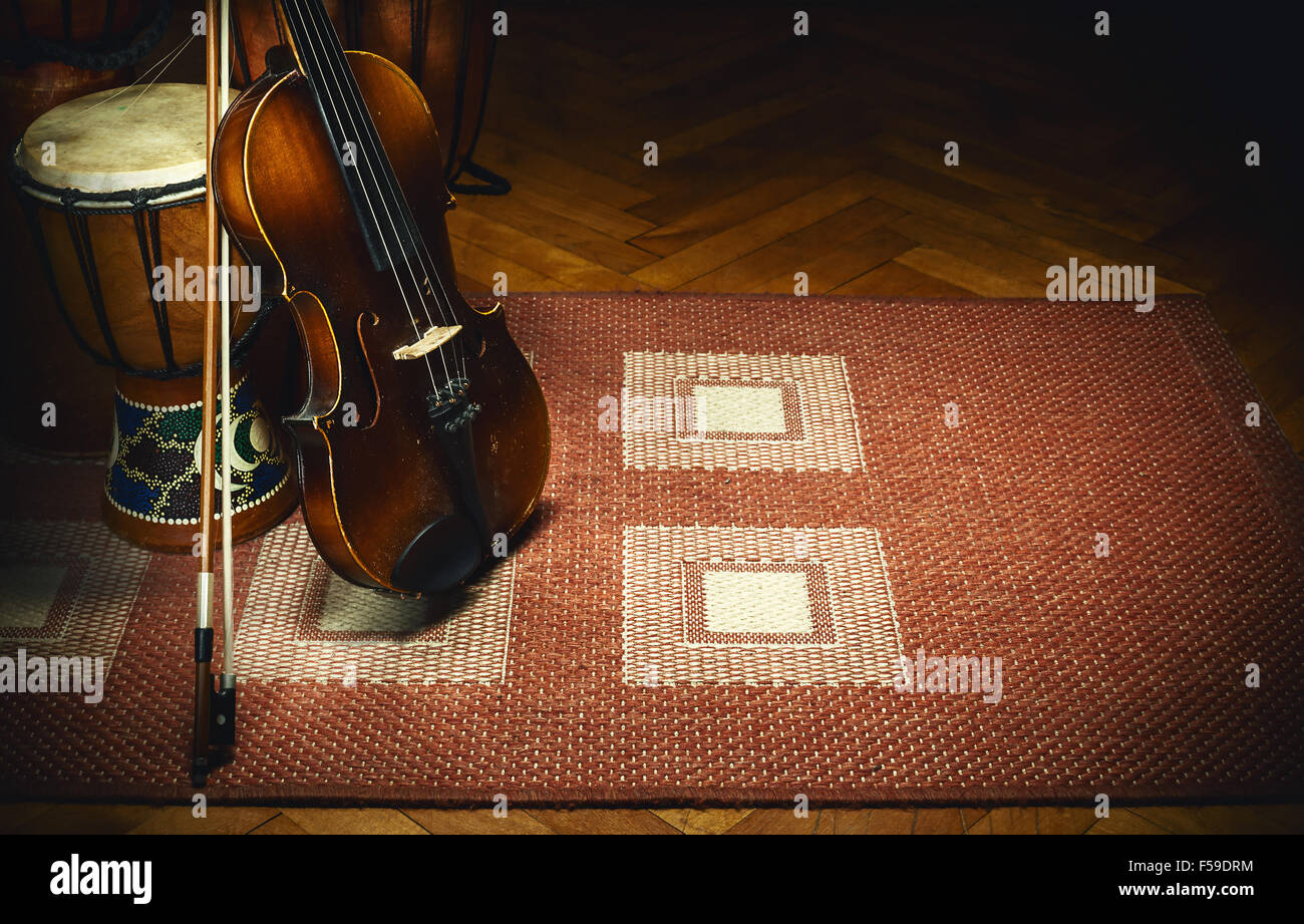 Le violon et les instruments de percussion sur tapis, sol carrelé et européen style folkloriques des Balkans. Banque D'Images