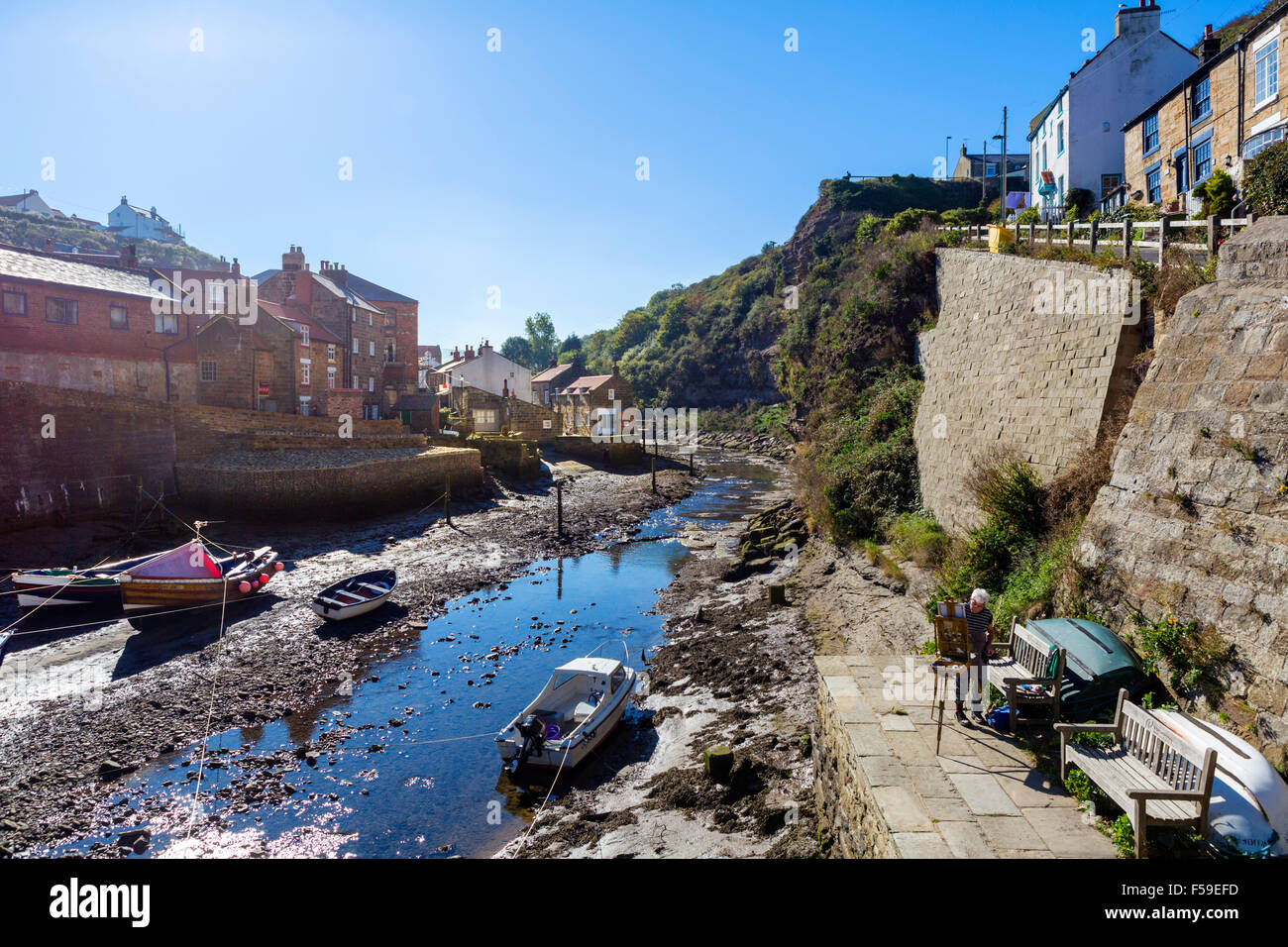Un peintre par Roxby Beck dans village traditionnel de pêcheurs de Staithes, North York Moors National Park, North Yorkshire, England, UK Banque D'Images