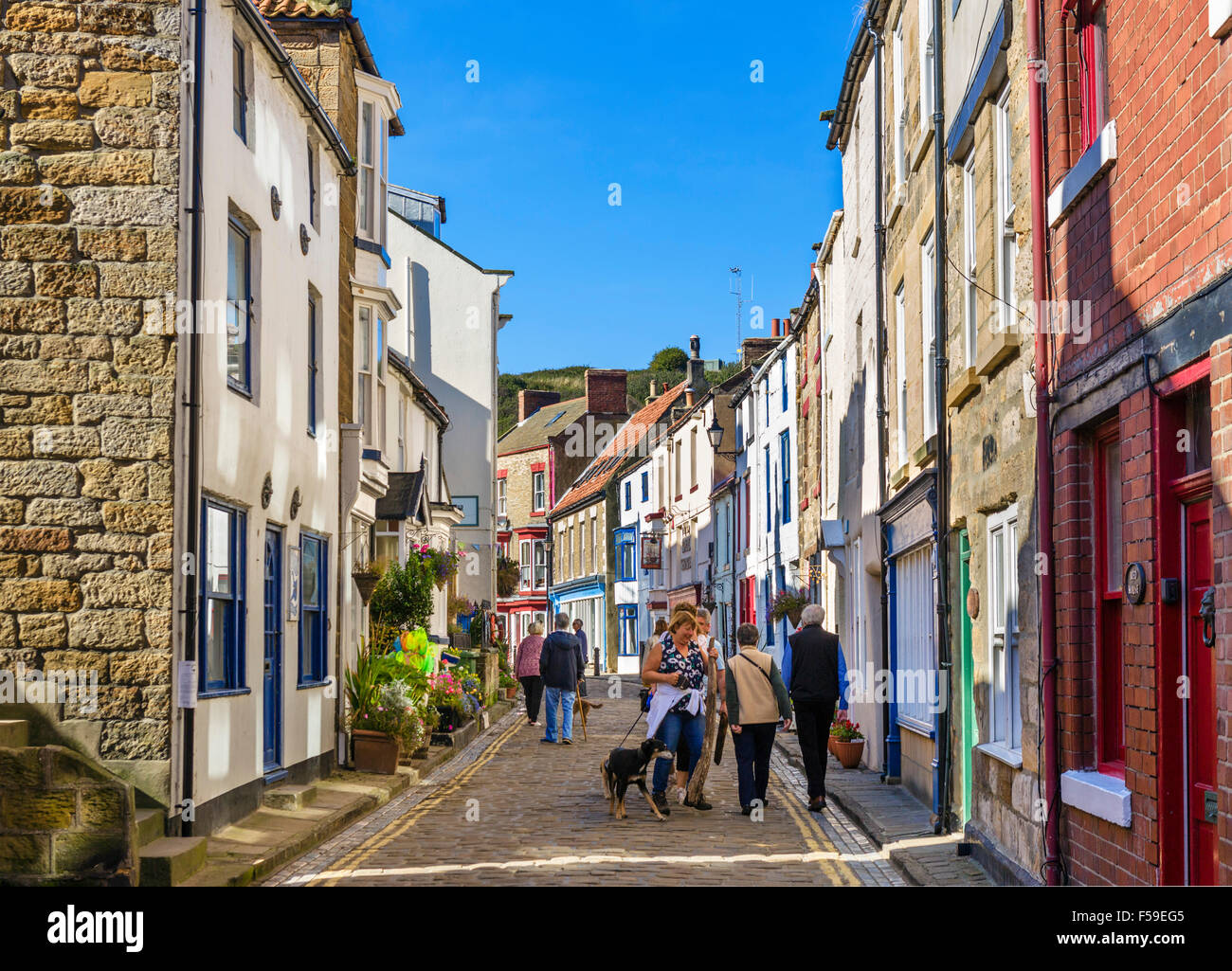 La rue principale dans le village traditionnel de pêcheurs de Staithes, North York Moors National Park, North Yorkshire, England, UK Banque D'Images