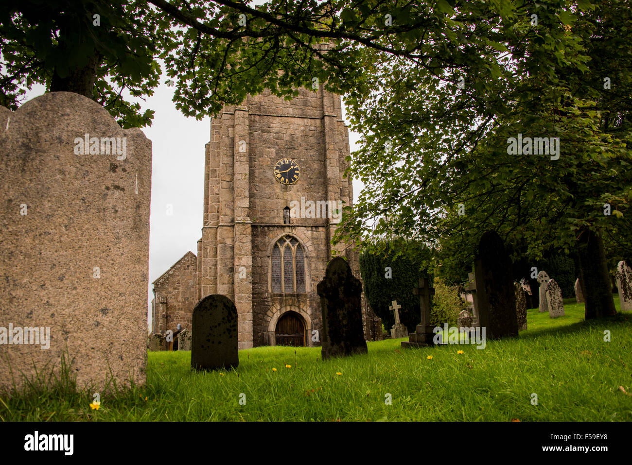 Une journée d'octobre des pluies dans la région de Chagford Devon dans Dartmore, près de l'église de St Michel Archange et cimetière Banque D'Images