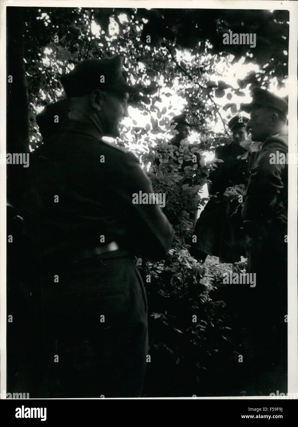 1962 - les travaux forestiers à la frontière de zone sous la protection de la police ; il y a quelques semaines, 4 agriculteurs du Weissenb près de runn Guanaco ont été arrêtés par la police alors qu'elles étaient au volant bois. Deux seulement ont été en mesure d'avoir une étroite évadé. Le troisième a été arrêté à Eisenach depuis des semaines et il n'y a pas la moindre trace de la quatrième. À partir de là les agriculteurs demandent l'Bundeagrenzachutz Allemand (Police fédérale des frontières) de protection lorsqu'ils doivent travailler dans la proximité de la ligne de bordure. Les photos montrent le transport de woodcat la frontière. La frontière de l'Allemagne de l'ouest trop de soldats Banque D'Images