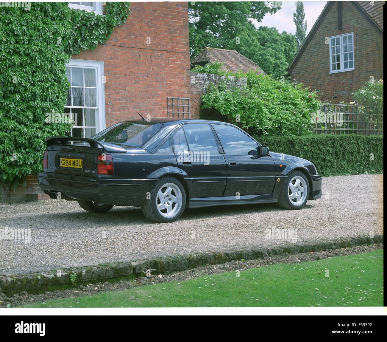 Vauxhall Carlton Lotus aussi connu comme l'Opel Omega en europe - illustré dans l'affaire Imperial green qui a été le seul choix de couleurs - montrant l'arrière et de côté Banque D'Images