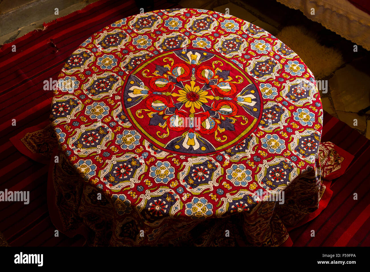 En soie imprimée avec des motifs décoratifs, une technique traditionnelle appelée "tampotá' en Grèce centrale. Banque D'Images