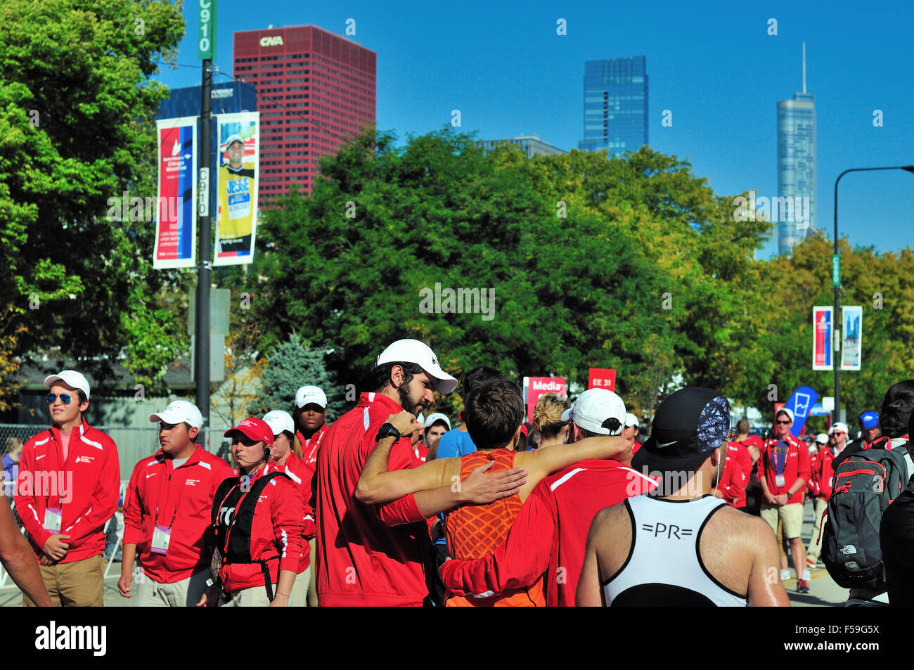Une foule de bénévoles forment une ligne juste après la ligne d'arrivée au Marathon de Chicago de 2015 pour fournir de l'aide aux athlètes. Chicago, Illinois, USA.exha Banque D'Images