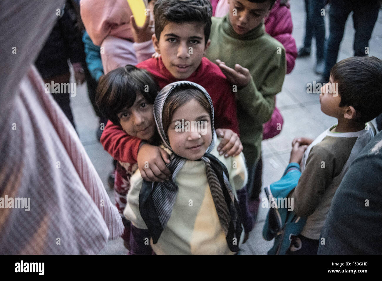 Athènes, Grèce. 30Th Oct, 2015. Des migrants arrivent à Victoria Square, Athènes, Grèce, le 30 octobre 2015. Des milliers de migrants et de réfugiés arrivent chaque jour à Athènes du les îles grecques sur le chemin de l'Europe centrale. Credit : Elias Verdi/ Alamy Live News Banque D'Images