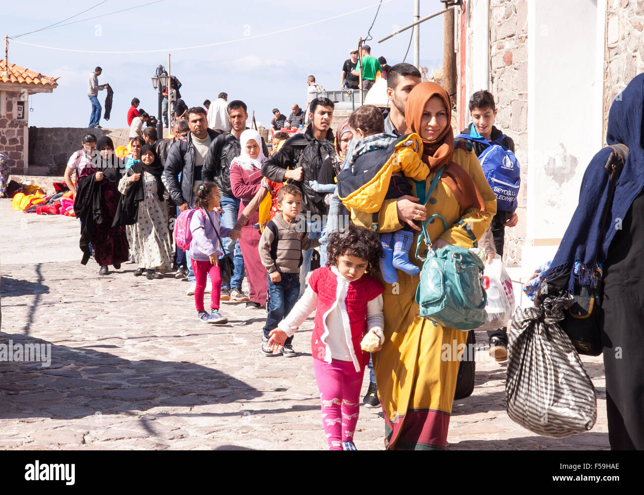 Les familles de réfugiés arrivant au port de Molyvos sur l'île grecque de Lesbos en Grèce après avoir fait le voyage en canot pneumatique sur la mer Egée Banque D'Images