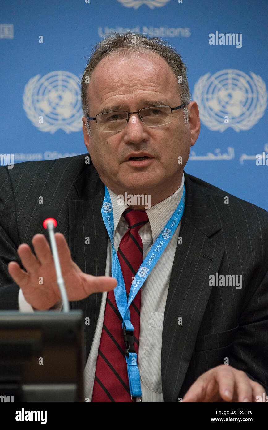 New York, USA. 30 octobre, 2015. Christof Heyns parle à la presse DES NATIONS UNIES. Christof Heyns, Co-fondateur de l'Institut de droit international et comparé à l'Afrique et le Rapporteur spécial des Nations Unies sur les exécutions extrajudiciaires, sommaires et arbitraires, a tenu une conférence de presse au siège des Nations Unies à New York pour informer la presse de l'actuel son rapport thématique qui se concentre sur la nature de l'enquête dans les exécutions extrajudiciaires et sommaires et les problèmes rencontrés par les individus accusés de crimes passibles de la peine capitale dans les pays étrangers. Credit : PACIFIC PRESS/Alamy Live News Banque D'Images