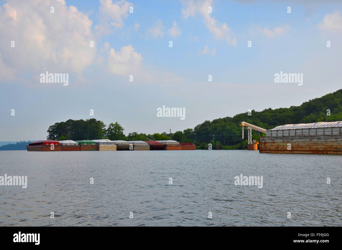 Barges industrielles dans la rivière / lac, attendant pour transporter le fret Banque D'Images