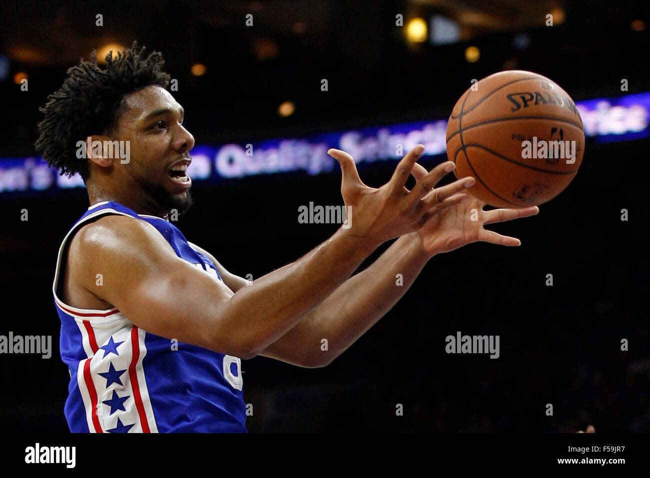 Philadelphie, Pennsylvanie, USA. 30Th Oct, 2015. Philadelphia 76ers center Jahlil Okafor (8) tend la main pour le bal au cours de la NBA match entre les Utah Jazz et les Philadelphia 76ers au Wells Fargo Center de Philadelphie, Pennsylvanie. Christopher Szagola/CSM/Alamy Live News Banque D'Images