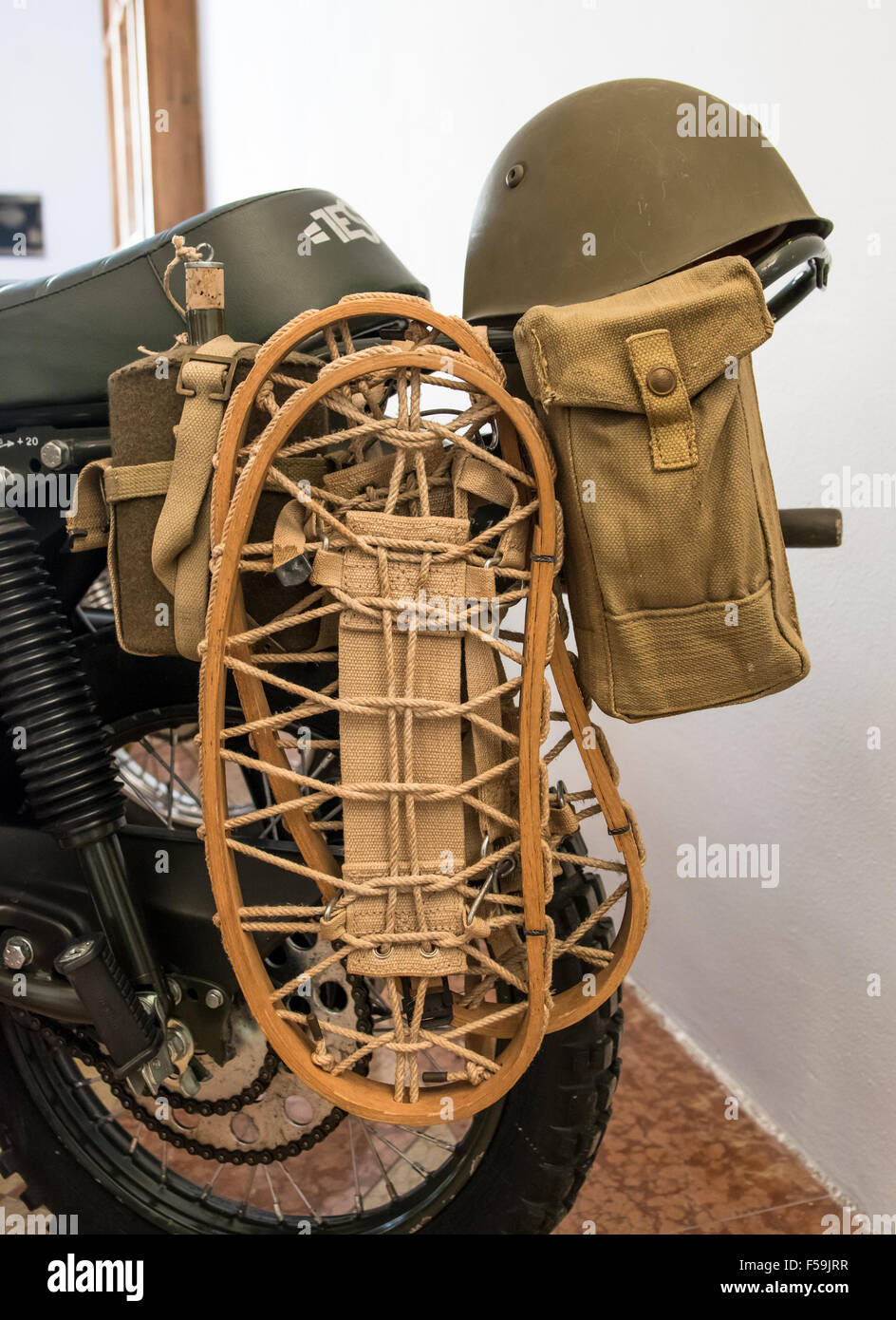 Military green motorbike Banque de photographies et d'images à haute  résolution - Alamy