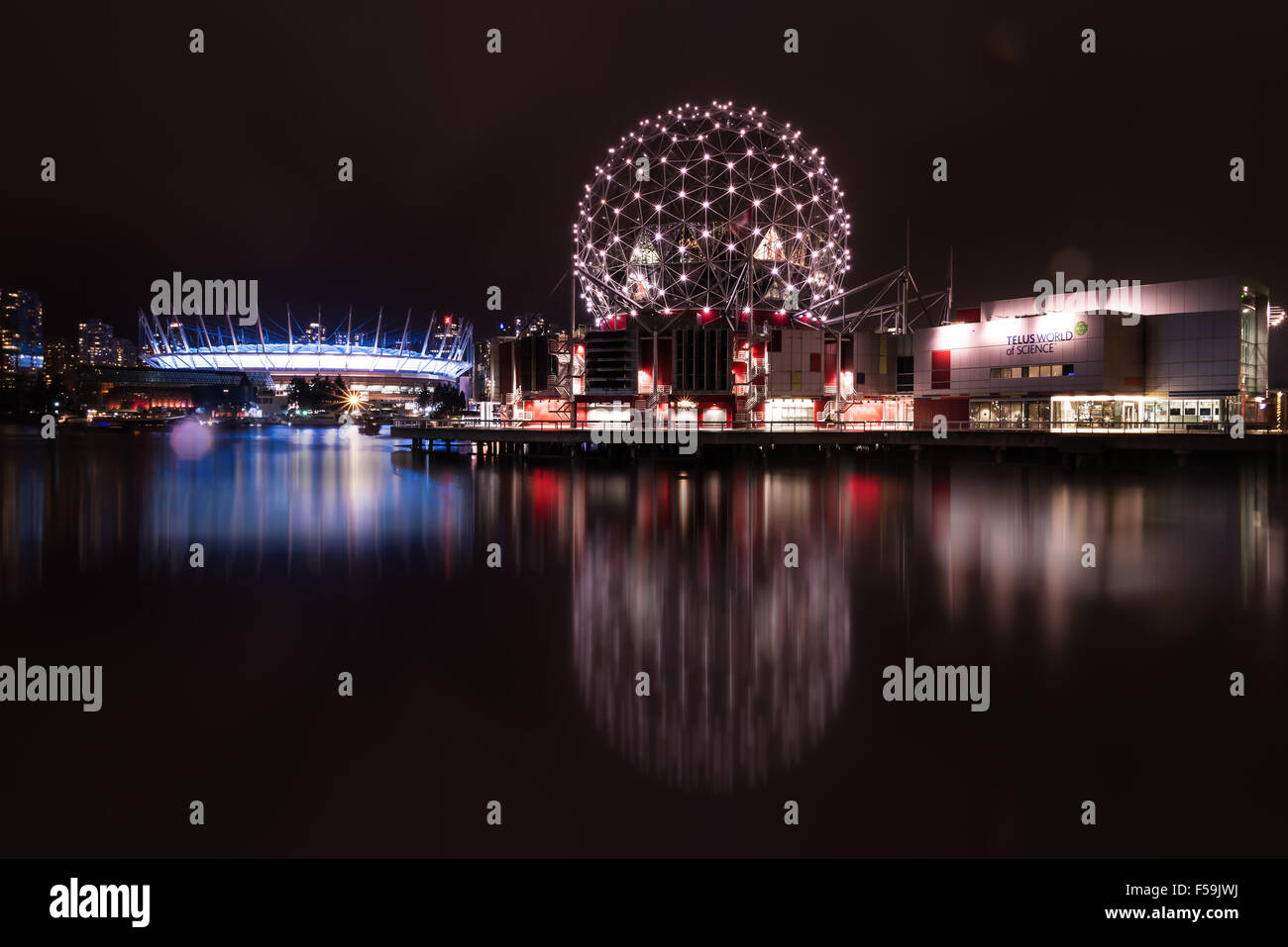 Le Telus World of Science et BC Place avec des lumières sur la Nuit de False Creek Banque D'Images