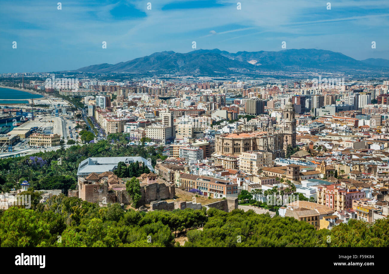Espagne, Andalousie, province de Malaga, vue de la ville de Malaga avec centre historique et de la cathédrale de Gibralfaro Banque D'Images