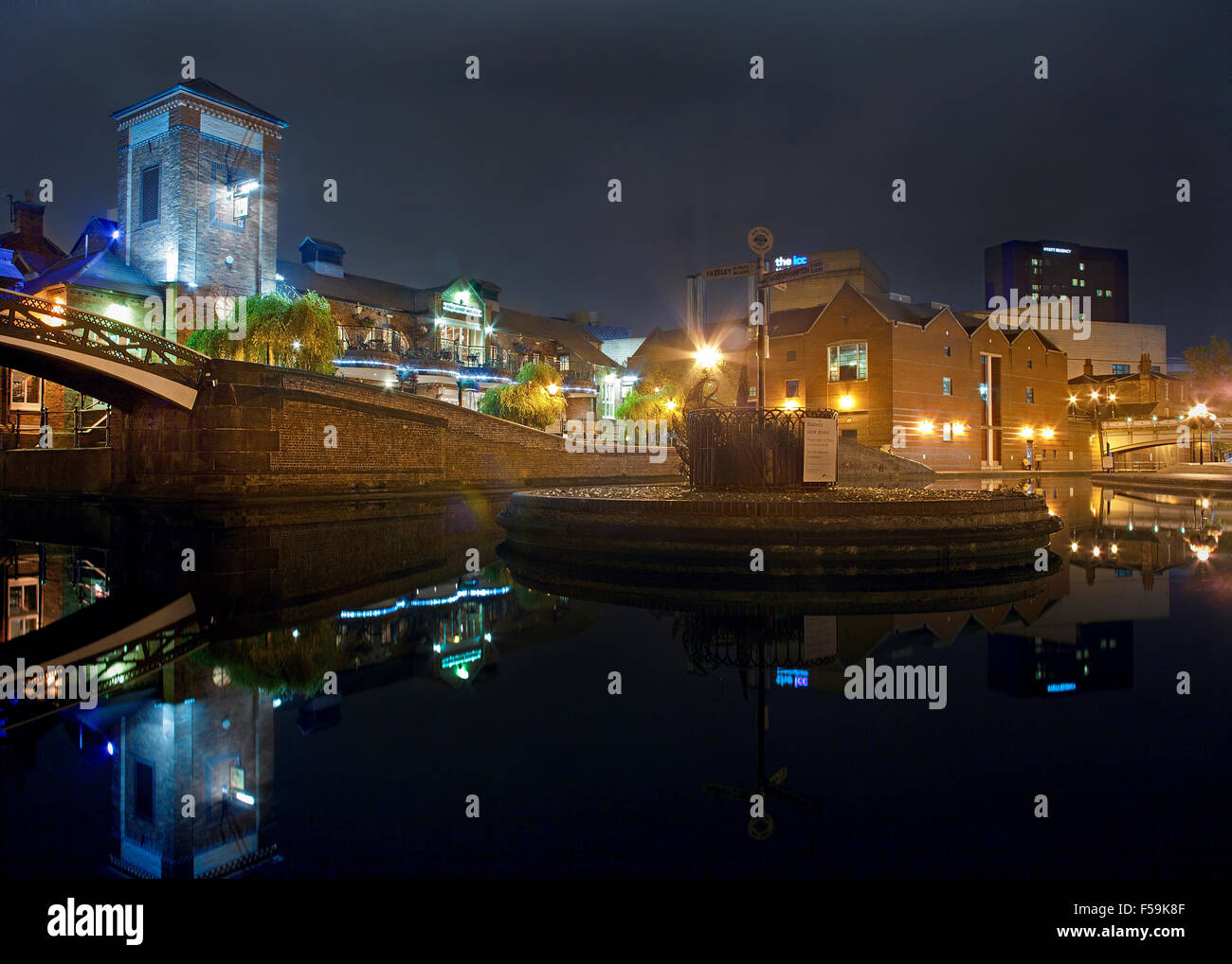 Vieux canal de nuit montrant Malt House Building dans le centre de Birmingham Banque D'Images