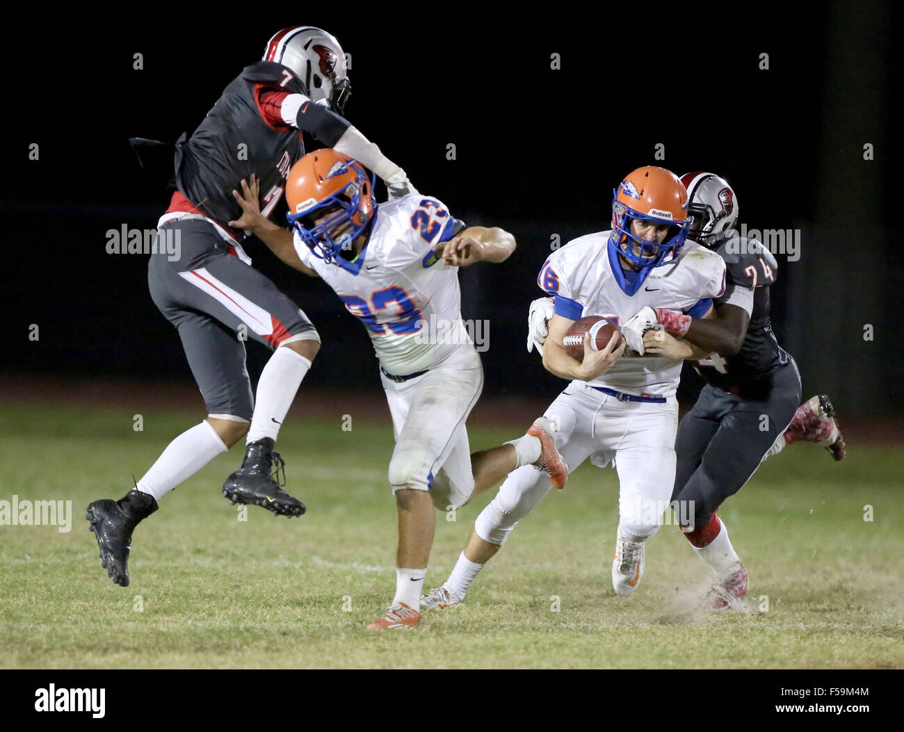 30 octobre, 2015 - Clearwater, Floride, États-Unis - DOUGLAS R. CLIFFORD | fois.Osceola High School quart-arrière Ryan Allan (16), à droite, est abordé par Clearwater High School's Khalil Jones (24) tandis que l'Osceola Tchad Brittain (23) blocs de Clearwater Camerron Ellis (7), gauche, au cours du vendredi (10/30/15) jeu à Clearwater. (Crédit Image : © Douglas R. Clifford/Tampa Bay Times via Zuma sur le fil) Banque D'Images