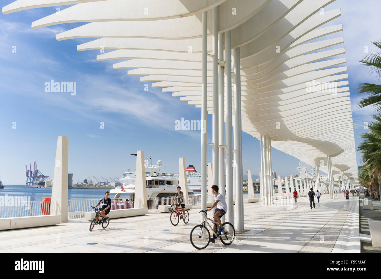 Les cyclistes à El Palmeral de las Sorpresas, promenade au port de Málaga, Andalousie, Espagne Banque D'Images