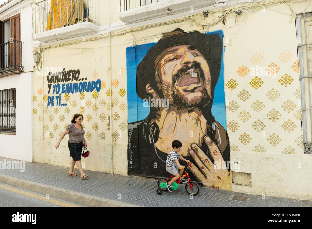 Scène de rue avec une peinture murale de chanteur de flamenco de Malaga, Andalousie, espagne. Banque D'Images