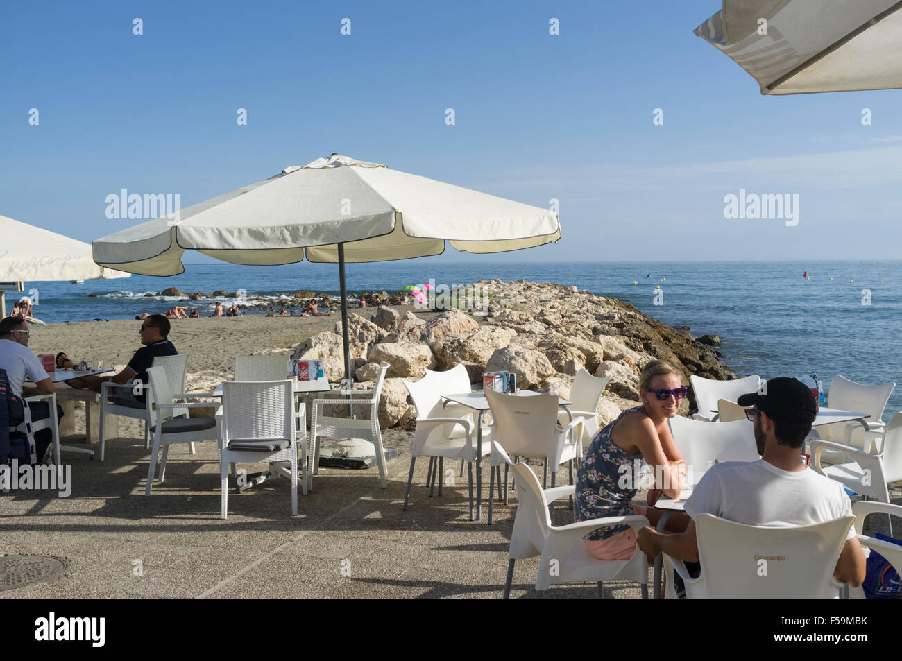 Les gens à l'extérieur terrasse café à la plage de Pedregalejo. Malaga, Andalousie, espagne. Banque D'Images