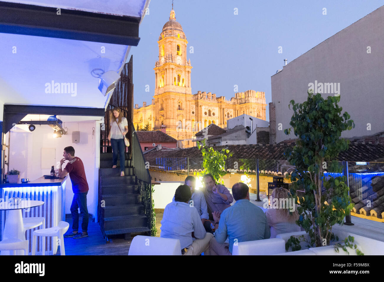 Les gens à l'Auberge urbaine Chinitas rooftop lounge bar avec Cathédrale illuminée en arrière-plan. Malaga, Andalousie, espagne. Banque D'Images